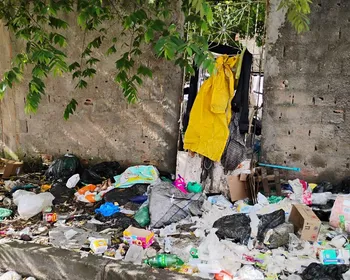 Escorpiões, baratas e roedores: 10 toneladas de entulhos são recolhidos de casa
