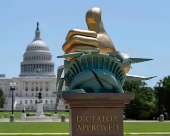 Escultura que chama Trump de ditador tem frase de Bolsonaro exposta