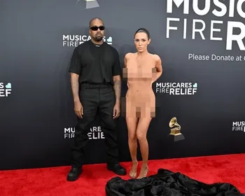Esposa de Kanye West, Bianca Censori volta a causar com seminudez