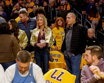 Família dona dos Lakers vai lucrar 74x com venda da franquia