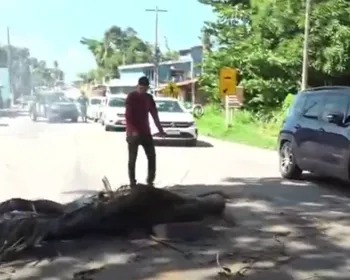 Familiares protestam e fecham via contra prisão de pai acusado de estuprar a filha