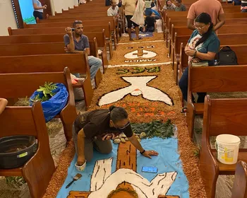 Fiéis de paróquia no Tabuleiro confeccionam tapetes em corredor de igreja