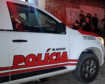 Flagrado com revólver e entorpecentes, suspeito tenta fugir por bueiro e acaba preso