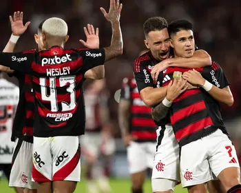 Flamengo domina São Paulo, vence sem sustos e assume liderança isolada do Brasileirão
