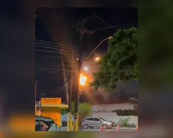 Fogo atinge poste próximo à Igreja de Santa Rita, no Farol