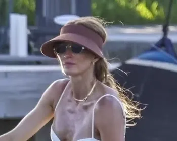 Gisele Bündchen aparece com maiô coladinho após dar à luz