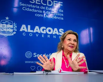 Governo de Alagoas lança cartilha anticapacitismo e entrega documentos a pessoas autistas e com deficiência