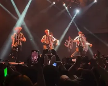 Grupo de K-pop faz show com a camisa do Botafogo