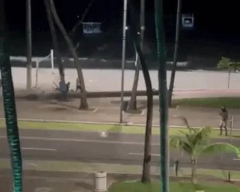 ‘Guerra de rojão’ assusta moradores e turistas na Ponta Verde; SSP identifica suspeitos