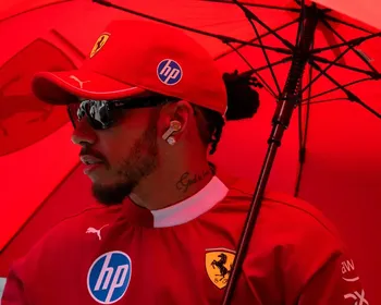 Hamilton aponta McLaren como ‘inalcançável’ e pede foco total em carro de 2026