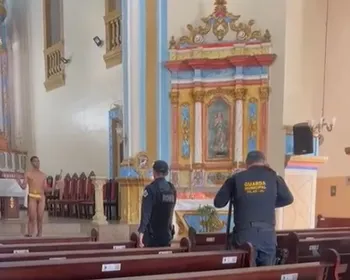 Homem com tornozeleira anda pelado pelas ruas e entra em igreja no Pilar