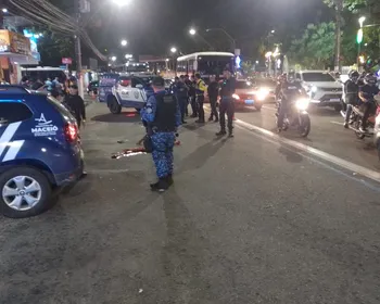 Homem é esfaqueado em frente a Praça Centenário, no Farol