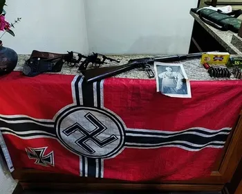 Homem é preso com bandeira nazista e foto de Hitler na geladeira