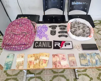 Homem é preso com drogas após tentar escapar de cerco policial por terreno vizinho em Arapiraca