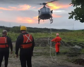 Homem fica ilhado após rio Paraíba transbordar e é resgatado em helicóptero