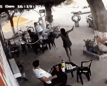 Homem usa barra de ferro para rachar cabeça de homem em bar