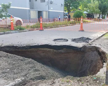 Idosa cai em cratera que se abriu em rua da Jatiúca; via foi interditada