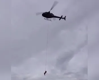 Impressionante! Grupamento aéreo de AL resgata idoso ilhado no Vale do Paraíba