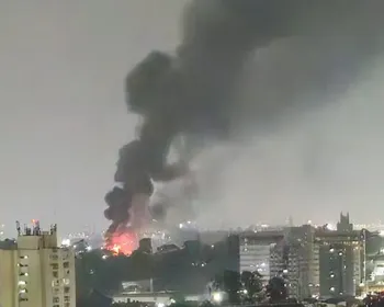 Incêndio atinge galpão e destrói três ônibus
