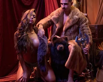Influencer do poliamor pede pra ver marido com homem e fatura com cena: “Sem tabus”