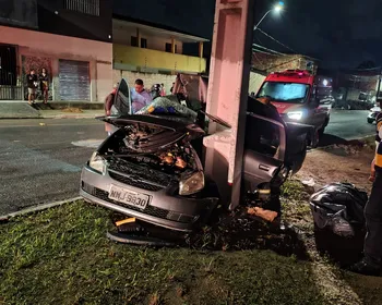 Jovem com CNH provisória morre após colidir com poste em Maceió