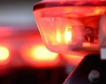 Jovem espanca mãe e a ameaça com revólver por causa de wi-fi lento