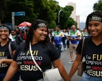 Jovens e mulheres puxam aumento de evangélicos no país, revela IBGE