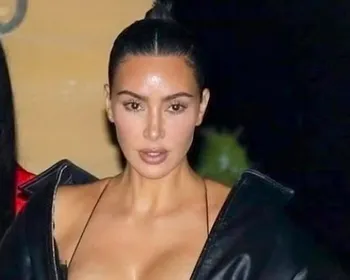 Kim Kardashian usa lingerie decotada em passeio