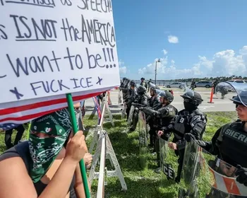 Manifestações contra e a favor de Trump tomam EUA no aniversário dele