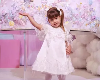 Maria Alice ganha bolo luxuoso de mais de 2 metros