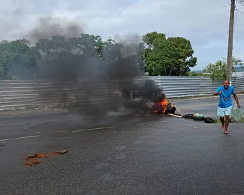 Moradores protestam na Ladeira do Calmon contra falta de água