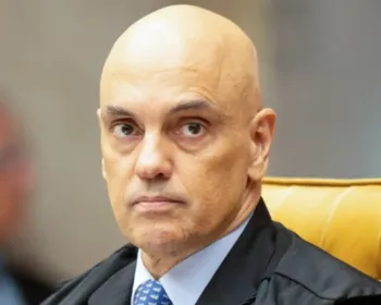 Moraes dá 2h para redes bloquearem perfis de Zambelli e ameaça multar