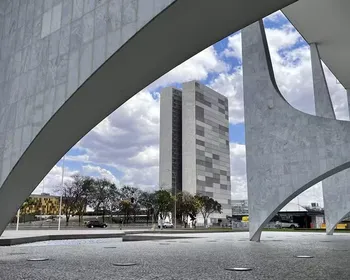 Moraes reúne Congresso e governo hoje por solução para crise do IOF