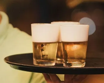 Mulher mata marido e é presa tomando cerveja com faca na cintura