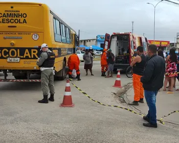 Mulher que pilotava moto fica presa embaixo de ônibus após colisão