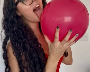 Musa +18 fatura alto com fetiche inusitado por balões; saiba mais!
