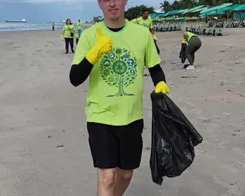 Mutirão retira 250kg de resíduos plásticos da praia de Pajuçara