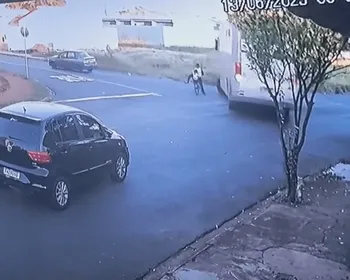 Vídeo: criança de 3 anos morre atropelada por ônibus enquanto andava de bicicleta