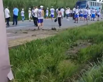 Ônibus com torcedores de organizada do Bahia tomba na BR-101 a caminho de Recife