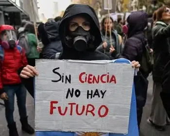 Os 4 grupos que mais perderam com cortes drásticos de Milei na Argentina
