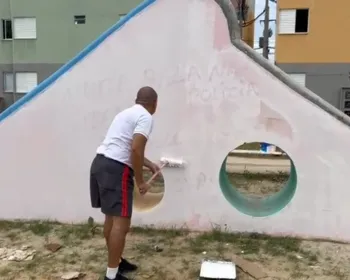 PMs pintam muro pichado com ameaças à polícia por líder do tráfico no Vergel
