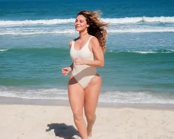 Paolla Oliveira posa à la 'Baywatch' em praia no Rio