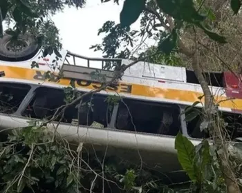 Perícia descarta falha mecânica em ônibus que caiu na Serra da Barriga e deixou 20 mortos
