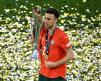 Pneu do carro de jogador estourou durante ultrapassagem