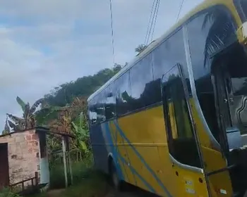 Polícia começa investigar caso de estudante ferida após choque em ônibus escolar
