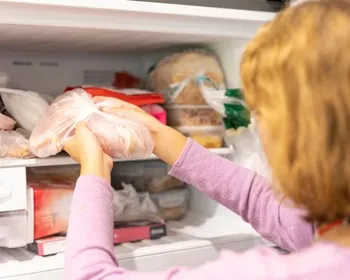 Por quanto tempo se deve guardar carnes na geladeira? Expert explica