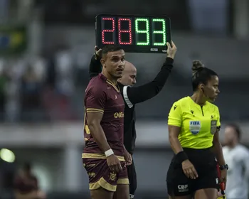 Pottker dispara após confusão com Fagner na Copa do BR: "Nunca quebrei a perna de ninguém"