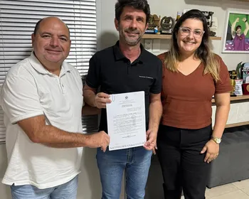Prefeito valoriza servidores da educação e concede reajuste superior ao piso nacional