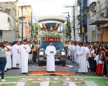Procissão de Corpus Christi leva centenas de fiéis às ruas do centro de Maceió