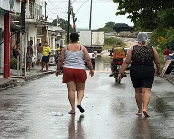 Rio transborda e invade casas na orla de São Miguel dos Campos